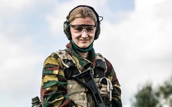 Công chúa Bỉ xinh đẹp hăng say tham gia huấn luyện quân sự