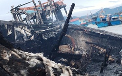 Chùm ảnh: "Bà hỏa" thiêu rụi con tàu cá tiền tỷ ở Khánh Hòa