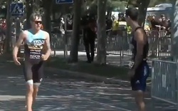 Nhường huy chương cho đối  thủ, VĐV triathlon được gọi là "nhà vô địch"