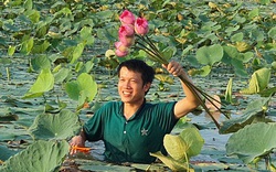 Nghệ An: Cấy lúa mãi chẳng ăn thua, trai 9X "máu liều" trồng sen Tây Hồ trái mùa, giờ ngồi đếm hoa thu tiền