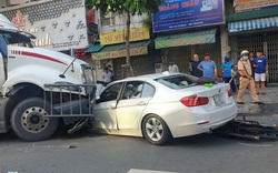 Xe container tông ôtô BMW và 2 xe máy, 5 người bị thương nặng