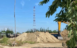 Đà Nẵng: Bãi tập kết cát khiến người dân bức xúc, Chủ tịch xã cho rằng "không phải cái gì cũng cần làm giấy phép"
