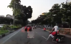 Clip: Tài xế đánh lái kịp thời tránh chủ xe máy ngã nhào phía trước