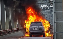 Clip: Ô tô Range Rover bốc cháy dữ dội trên cầu Chương Dương