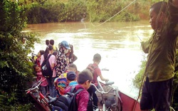 Học sinh xứ Lạng gian nan vượt sông "tìm con chữ" mùa lũ về 