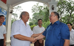 Chủ tịch Hội Nông dân Việt Nam lên thăm lương y nổi tiếng ở chân núi Tản Viên