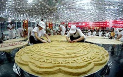 Chiếc bánh Trung thu siêu to khổng lồ được làm từ 4.000 lòng đỏ trứng, 300kg đường, 500kg bột mì
