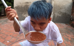 Con trai bà Tân Vlog gây tá hỏa vì mời người thân uống loại nước dễ gây ngộ độc