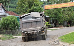 Bình Định: Đoàn xe “siêu tải” cày xéo, 16km đường ở huyện miền núi “nát như tương”