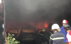 TP.HCM: Cháy lớn ở kho chứa phụ tùng xe ô tô, khói đen bốc cao hàng chục mét
