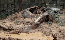 Ô tô bị cuốn trôi, ngâm trong lớp bùn dày đặc vì siêu bão Haishen đổ bộ