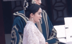 “Nữ hoàng cổ trang Trung Quốc” lại lộ ảnh hậu trường phim mới trái ngược khiến dân mạng ngỡ ngàng