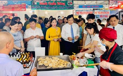 Hàng nghìn du khách đổ về Liên hoan ẩm thực Quảng Ninh 
