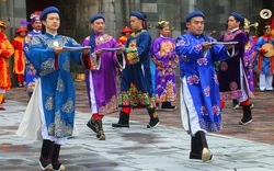 Người dân thích thú xem tái hiện lễ phát lịch ngày xưa của triều Nguyễn 