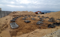 Tháo dỡ 65 trụ móng bê tông xây dựng không phép trên bãi biển Quy Nhơn