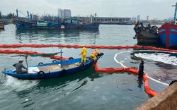 Khẩn cấp ứng phó sự cố tràn dầu tại cảng cá lớn nhất miền Trung vào rạng sáng