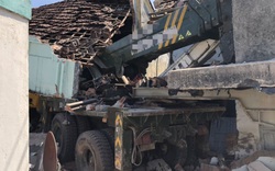 Xe tải cẩu nghi mất lái, tông sập 2 nhà dân