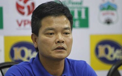 HLV Nguyễn Văn Sỹ đáp trả khi bị tố làm xấu sân tiếp Hà Nội FC