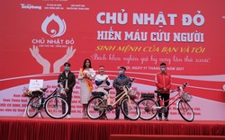 Hoa hậu Đỗ Thị Hà và Wiibike tặng xe đạp trợ lực điện cho 3 chàng trai Bách Khoa hiến máu nhiều nhất