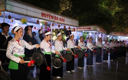 Khán giả bất ngờ với màn diễu hành nghệ thuật Chiêng Mường tại Hà Nội