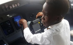 Cậu bé 7 tuổi nổi tiếng nhờ tài lái máy bay