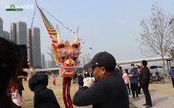 Clip: Ngỡ ngàng chiếc diều vừa dài, vừa to, tưởng không bay mà bay không tưởng