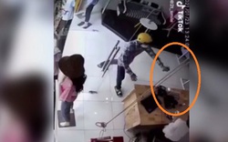 VIDEO: Táo tợn vào cửa hàng xịt hơi cay nhân viên, cướp laptop