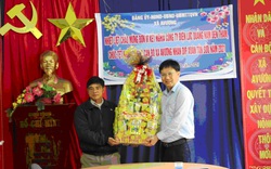 Công ty Điện lực Quảng Nam thăm, tặng quà tết cho người dân xã A Vương