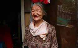 Cái Tết đặc biệt của những bà lão sống trong khu “ổ chuột” cầu Long Biên