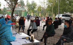 Cận cảnh: Người dân xã Lâm Thao, Bắc Ninh bình tĩnh trước ca Covid-19, xếp hàng đợi lấy mẫu xét nghiệm