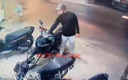 VIDEO: Người đi đường khống chế tên trộm bẻ khóa xe máy