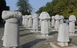 Vì sao trước lăng mộ Võ Tắc Thiên lại có 61 pho tượng đá không đầu?