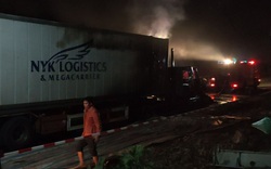 Xe container bốc cháy ngùn ngụt, tài xế và phụ xe hò nhau chạy thoát thân