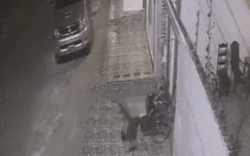 Clip nóng: Sau cú ngã lộn nhào, người đàn ông ngồi xe lăn bất ngờ... đi được bằng hai chân
