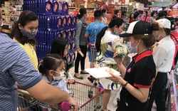 Hàng Tết đầy siêu thị, người dân mua sắm sớm