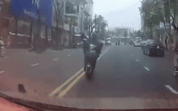 Clip nóng: Nữ Ninja Lead điều khiển xe máy lấn làn đâm trực diện đầu taxi