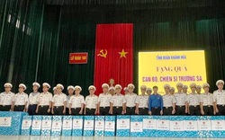 Khánh Hòa: Tặng 2 nghìn lá cờ Tổ quốc và 42 phần quà cho cán bộ, chiến sĩ Trường Sa