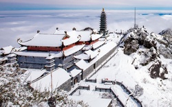 29 Tết Tân Sửu, du khách lên Fansipan ngắm tuyết phủ trắng dưới nắng vàng đẹp như tiên cảnh