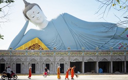 Ngày giáp Tết trong chùa có tượng Phật nằm khổng lồ