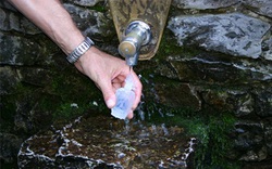 Chuyện lạ: 7.000 người uống nước tại dòng suối thần được chữa lành bệnh tật một cách diệu kỳ