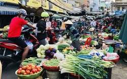 TP.HCM: Chợ, siêu thị đông nghẹt ngày 29 Tết, tiểu thương vui vì "Tết tới thật rồi"