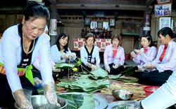 Phú Thọ: Lạ lẫm bánh chưng đen chứa toàn vị thuốc quý, ăn một miếng thấy khỏe cả người