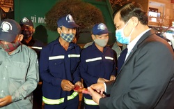 Quảng Nam: Bí thư Tỉnh ủy xuống tận nơi lao công dọn rác để tặng quà
