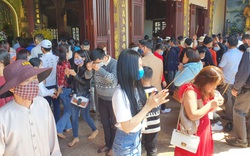 Đà Nẵng: Hàng nghìn người đeo khẩu trang, đổ về chùa Linh Ứng Sơn Trà dịp đầu năm