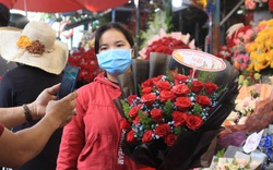 TP.HCM: Valentine rơi cảnh "chợ chiều", 2 ngày bán được 2 bó hoa và vài con gấu bông