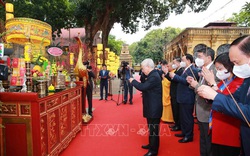 Tổng Bí thư, Chủ tịch nước Nguyễn Phú Trọng trồng cây tại Hoàng thành Thăng Long