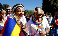 Phong tục kỳ lạ của bộ lạc Ndebele: Cô dâu ở ẩn hai tuần trước khi cưới