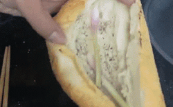 Clip nóng: Vợ đăng clip bóc phốt thói ăn uống quái gở của chồng, nhìn nguyên liệu trong chiếc bánh mỳ ai cũng xỉu