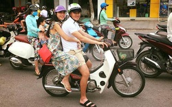 Hình ảnh Công Vinh, Thuỷ Tiên đi hẹn hò trên xe dream được dân mạng chú ý