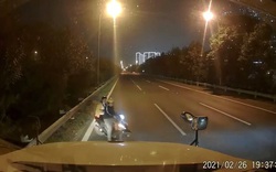 Clip nóng: Tài xế container dằn mặt xe máy đi ngược chiều trong cao tốc Đại lộ Thăng Long